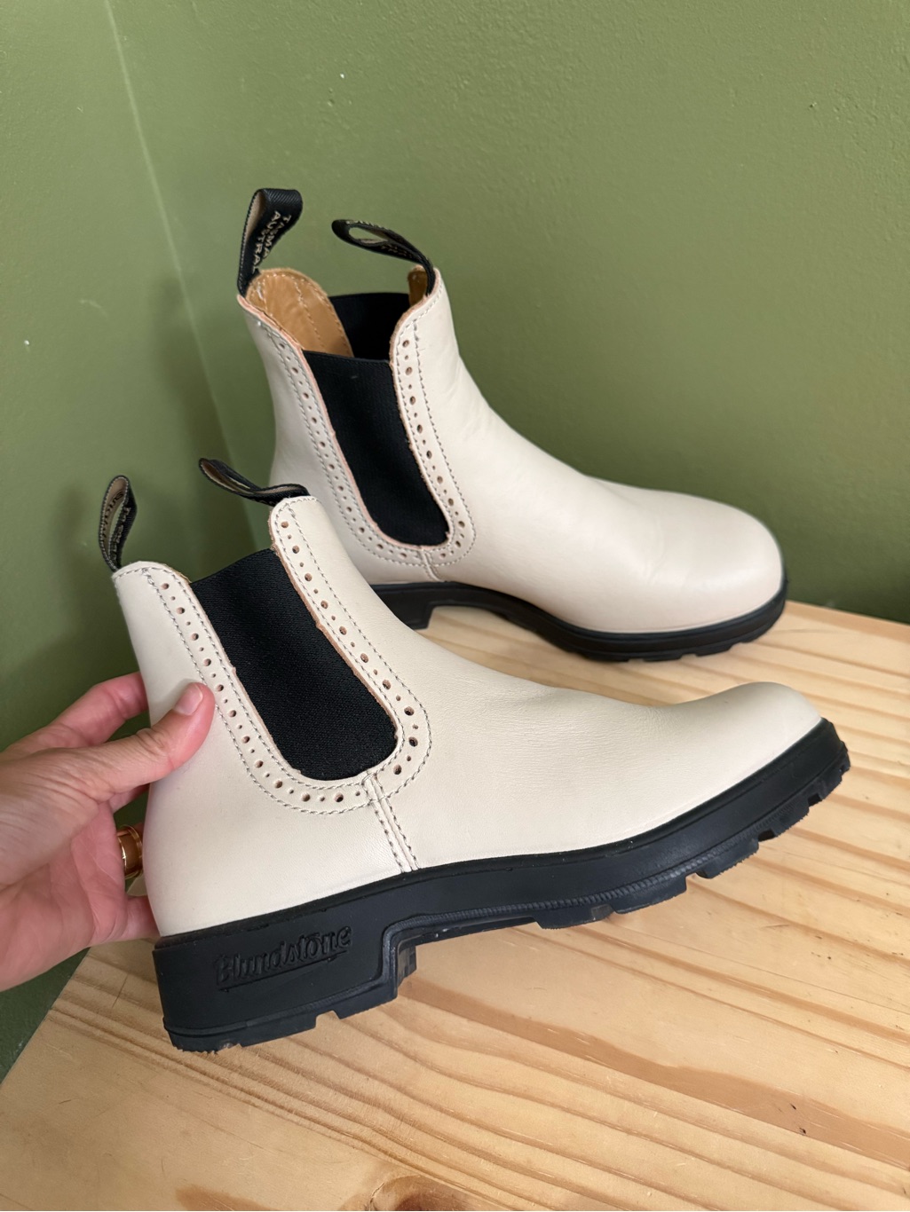 Blundstone Cream Leather Chelsea Boots With Black Elastic